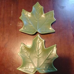 Set of two leaf plates